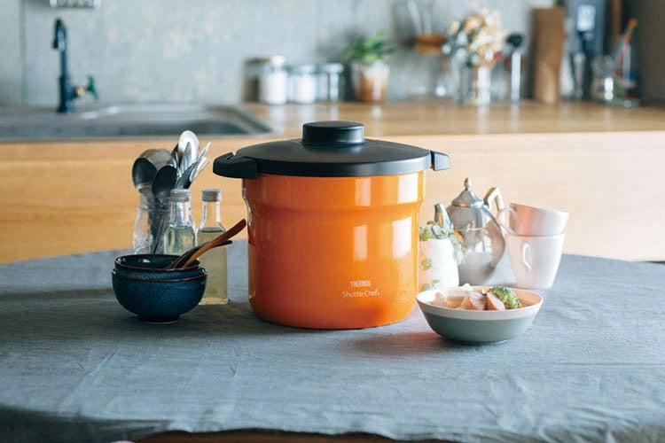 Thermos Vacuum Insulated Cooker Shuttle Chef KBJ-4500/KBJ-4501 4.3L - Just £137! Shop now at JAPAN PLAZA UK