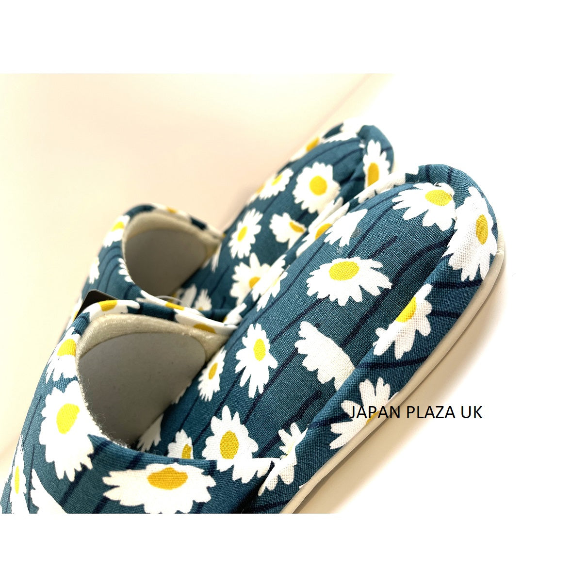 Woman Slippers with Daisy Pattern (Made in Japan) - Just £15.90! Shop now at JAPAN PLAZA UK